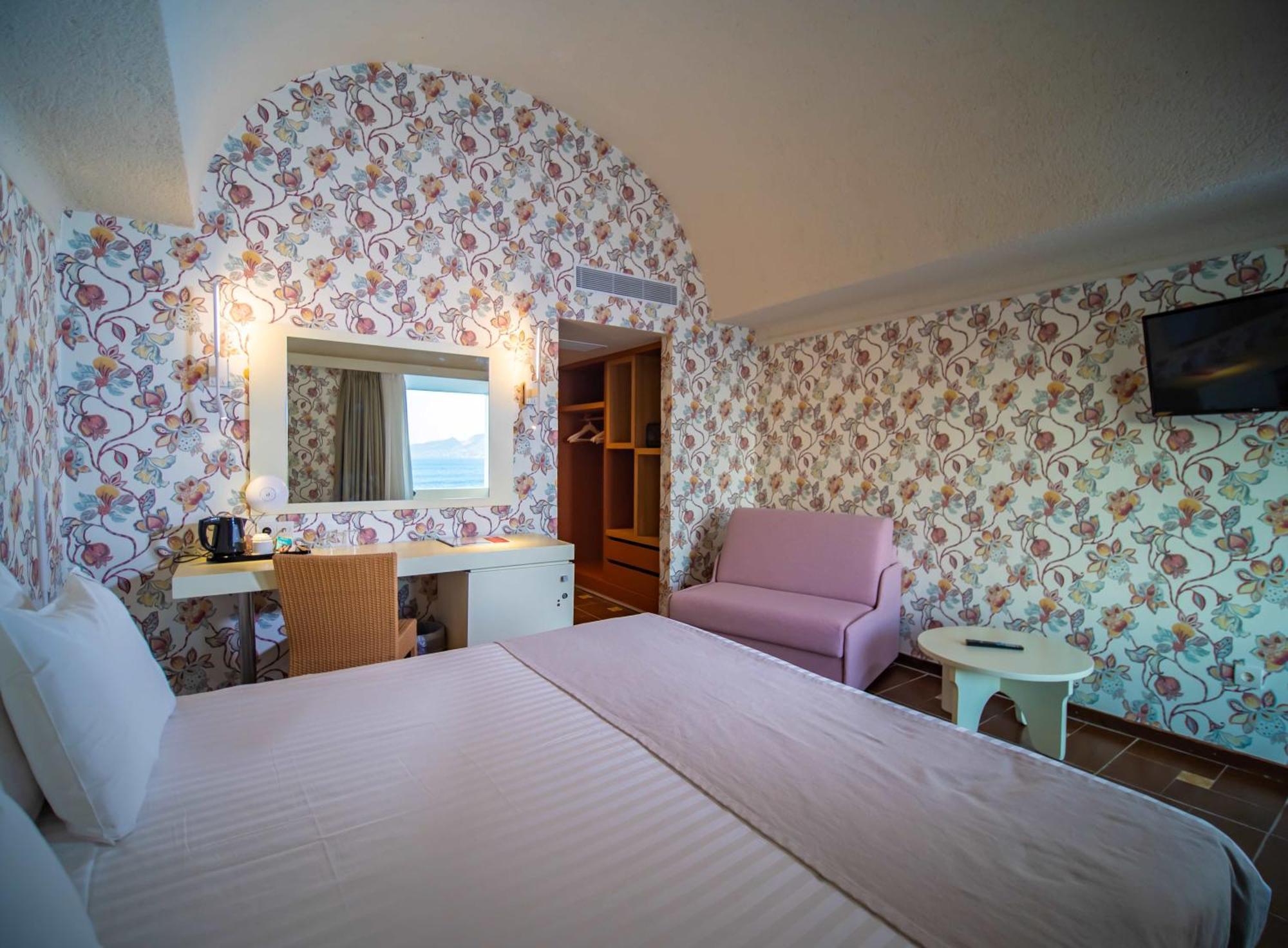Ramada Poseidon Лоутраки